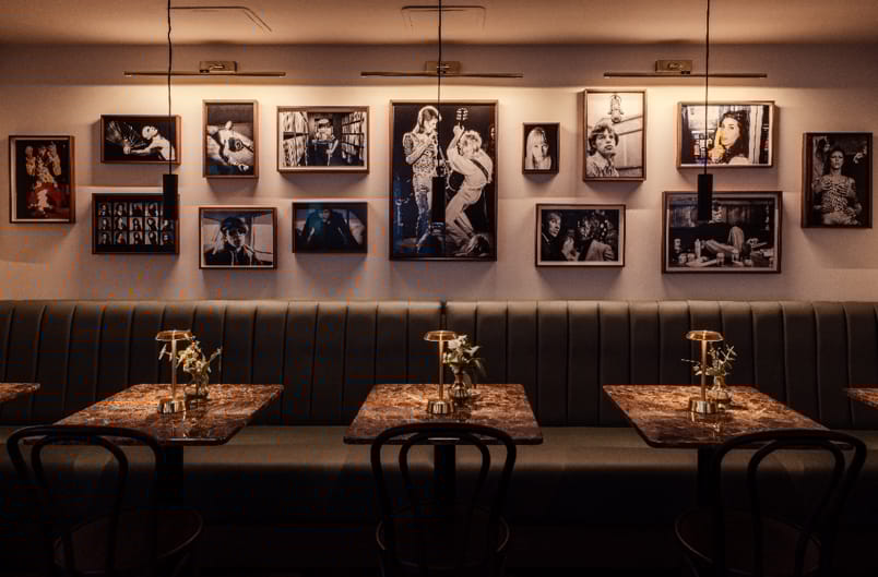 A room with a booth and tables

AI-generated content may be incorrect.